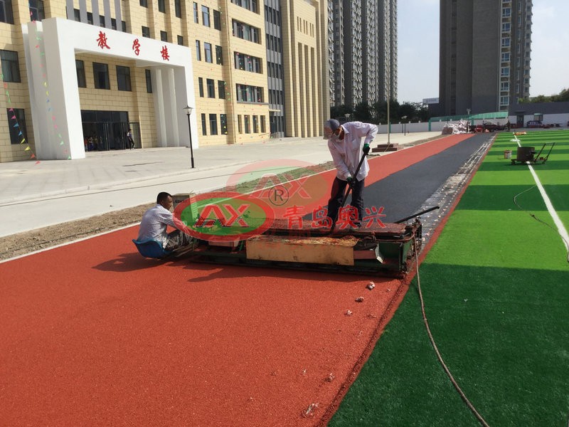 青岛奥兴塑胶跑道施工怎么保障品质？13mm透气型跑道工地实拍拆解管控细节