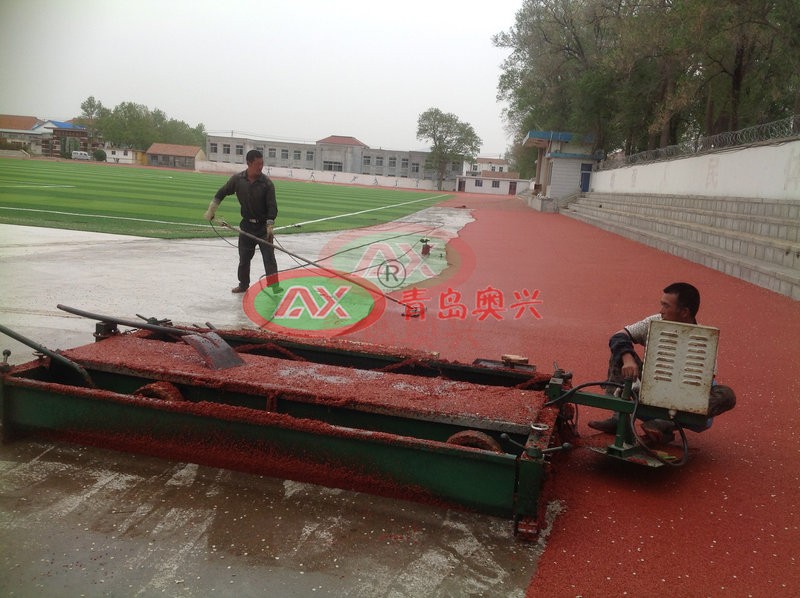 1全塑透气型塑胶跑道施工现场 (11)_水印.jpg