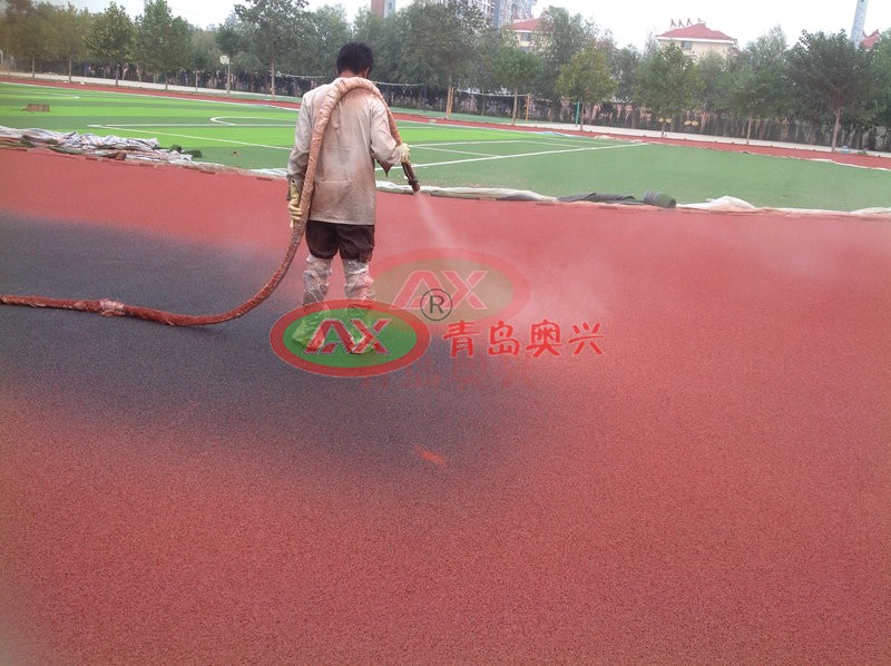 3透气型塑胶跑道施工现场 (7)_水印.jpg