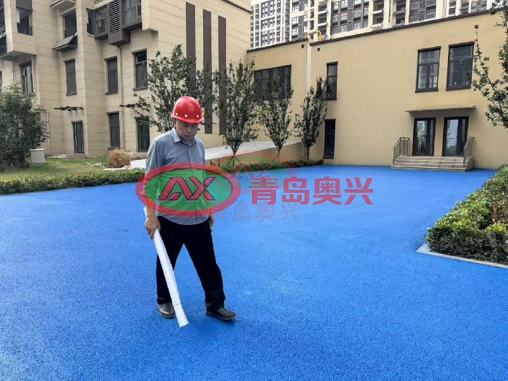 奥兴塑胶沥青路面改色技术介绍：彩色路面翻新施工工艺与选型参考